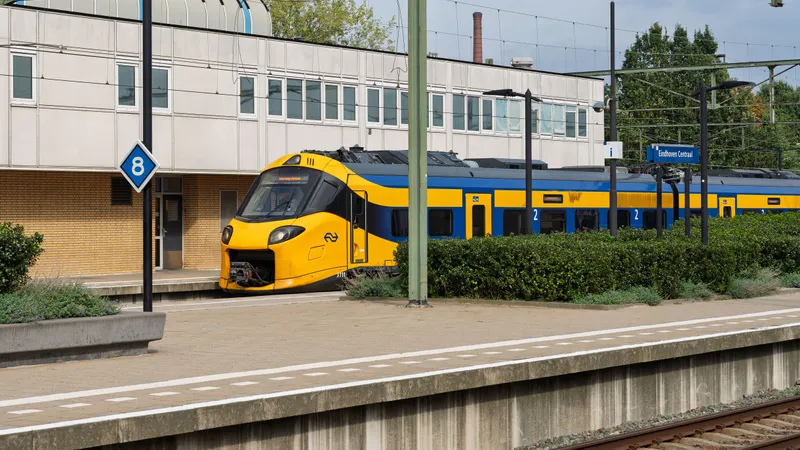 Een gele NS-trein aan een perron in Eindhoven