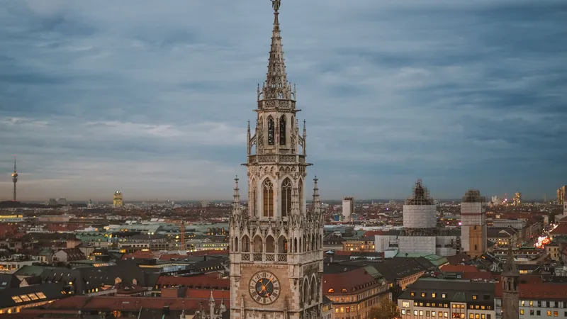 De toren van het nieuwe stadhuis van München boven de daken van de oude binnenstad in de schemering