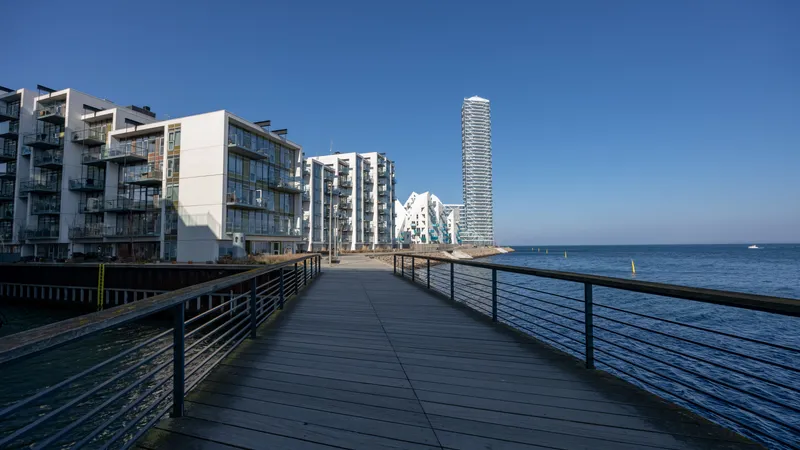 Moderne appartementen aan het water en een promenade aan de haven van Aarhus