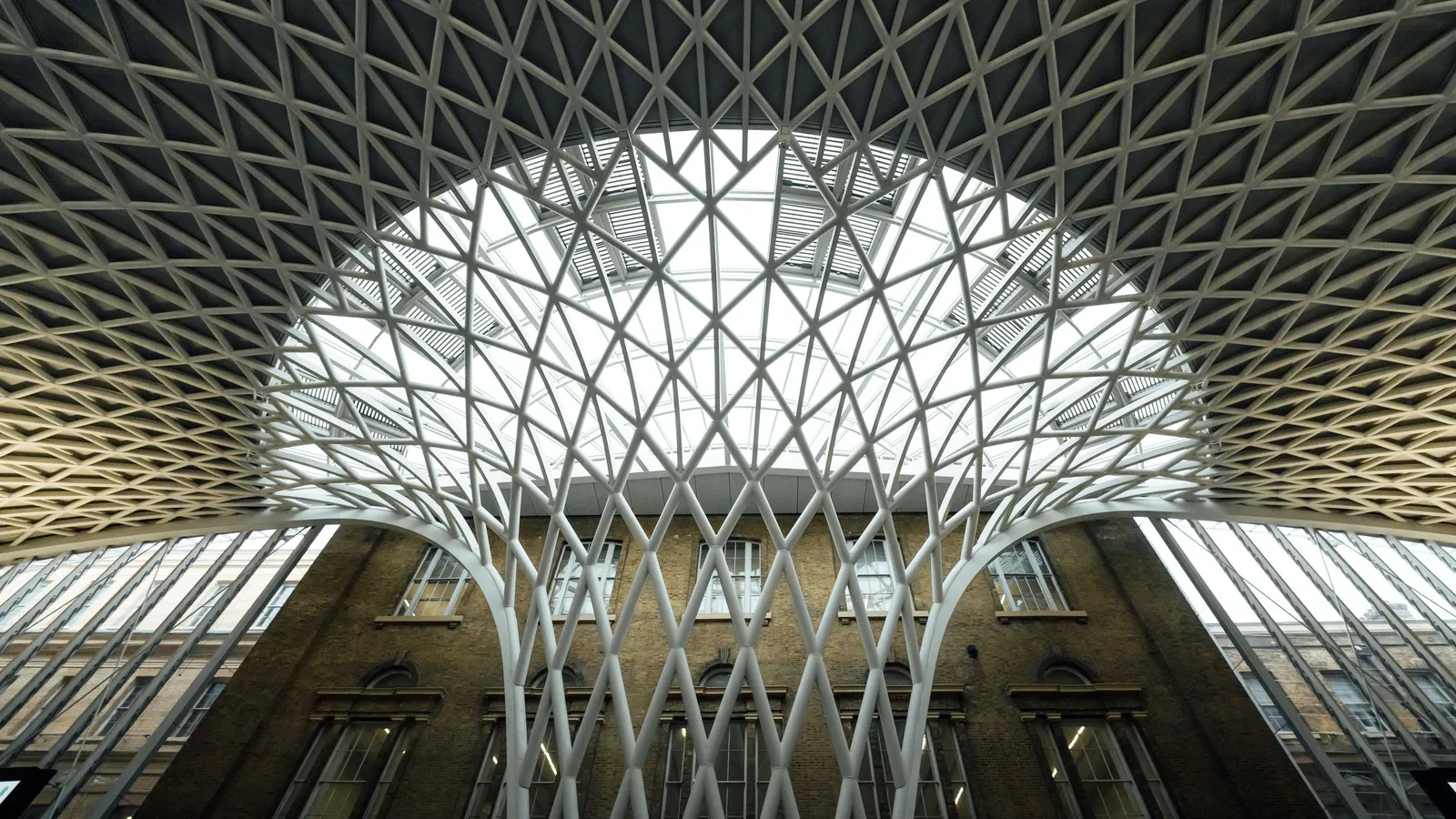 Waaiervormig glazen en stalen dak boven de stationshal van King's Cross station, Londen