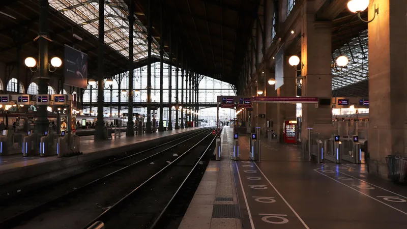 Leeg perron onder het ijzeren en glazen dak van station Gare du Nord in Parijs