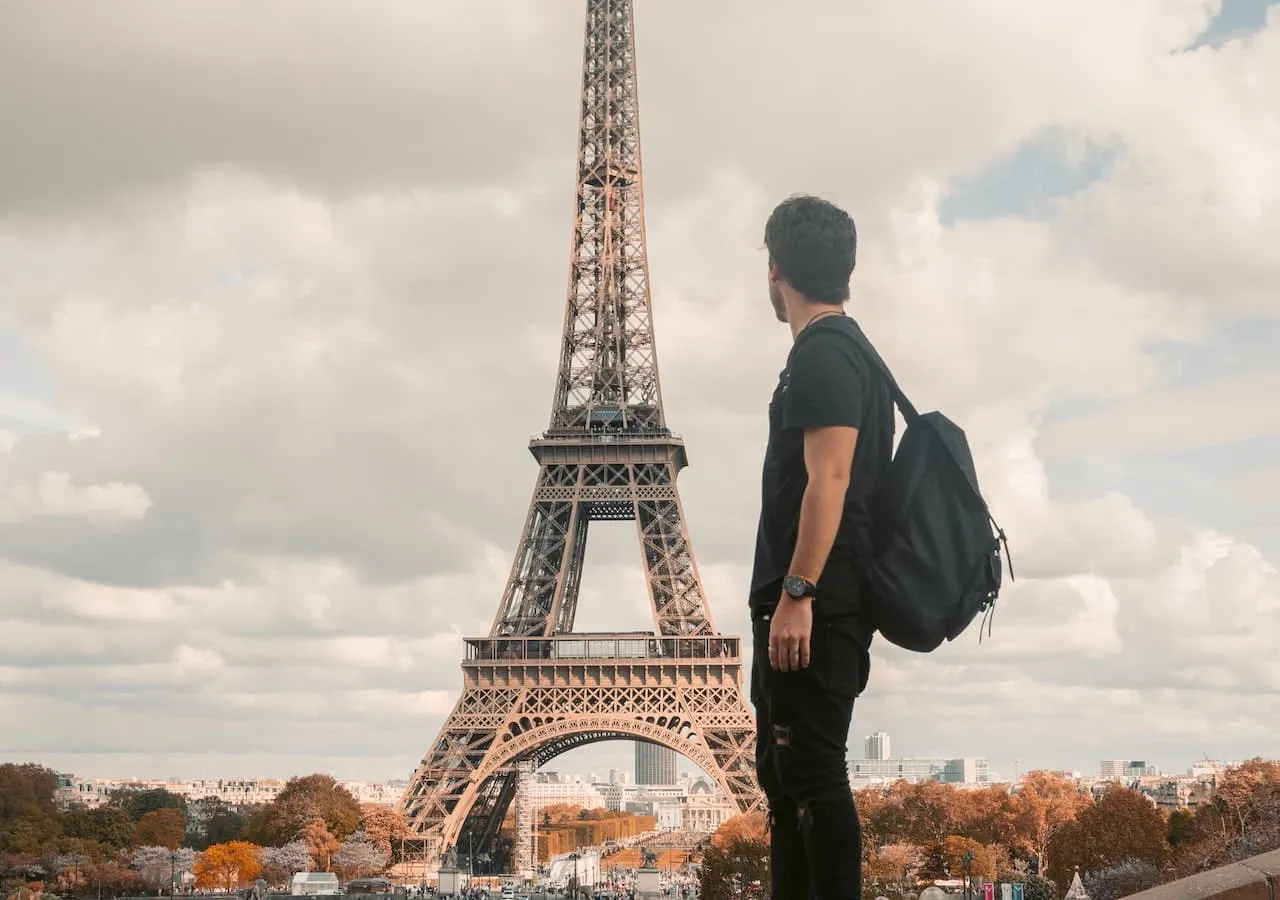 Viaggiatore che guarda verso la Torre Eiffel a Parigi