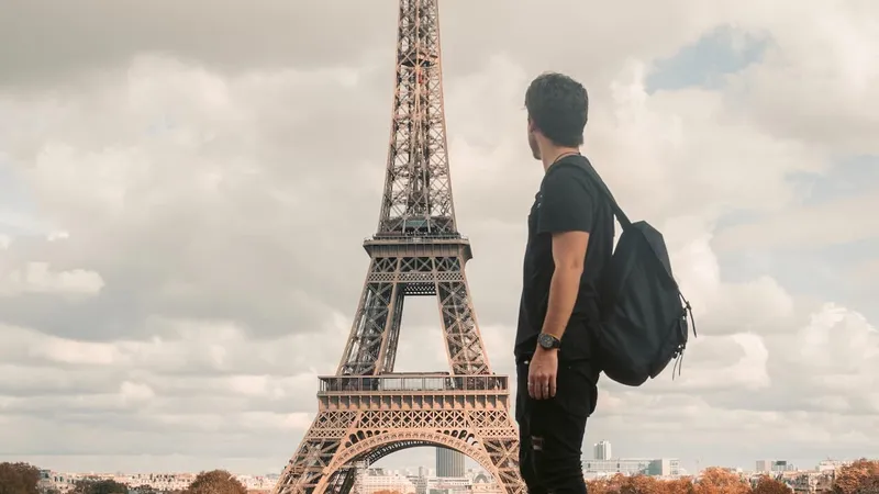 Viaggiatore che guarda verso la Torre Eiffel a Parigi