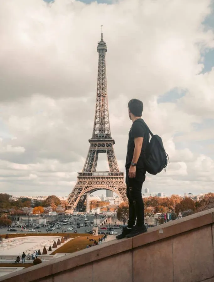 Resenär tittar mot Eiffeltornet i Paris
