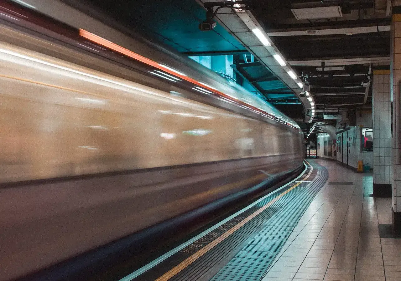 Treno ad alta velocità che passa lungo un binario in stazione
