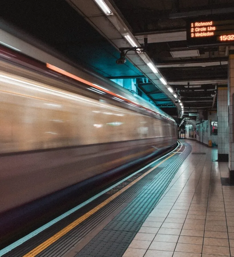 Höghastighetståg passerar en stationsperrong