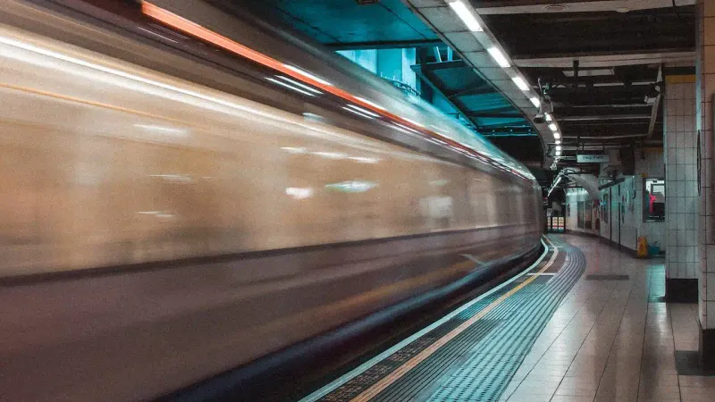 Treno ad alta velocità che passa lungo un binario in stazione
