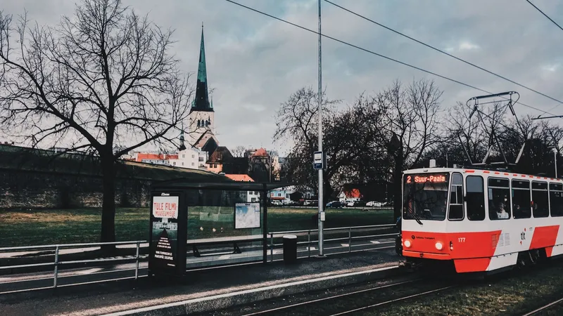 Tranvía de Tallin pasando junto a la iglesia de San Olaf en Estonia