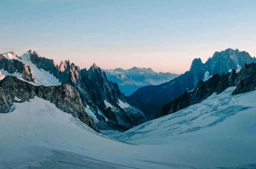 7 itinerari ferroviari panoramici verso rifugi alpini nascosti