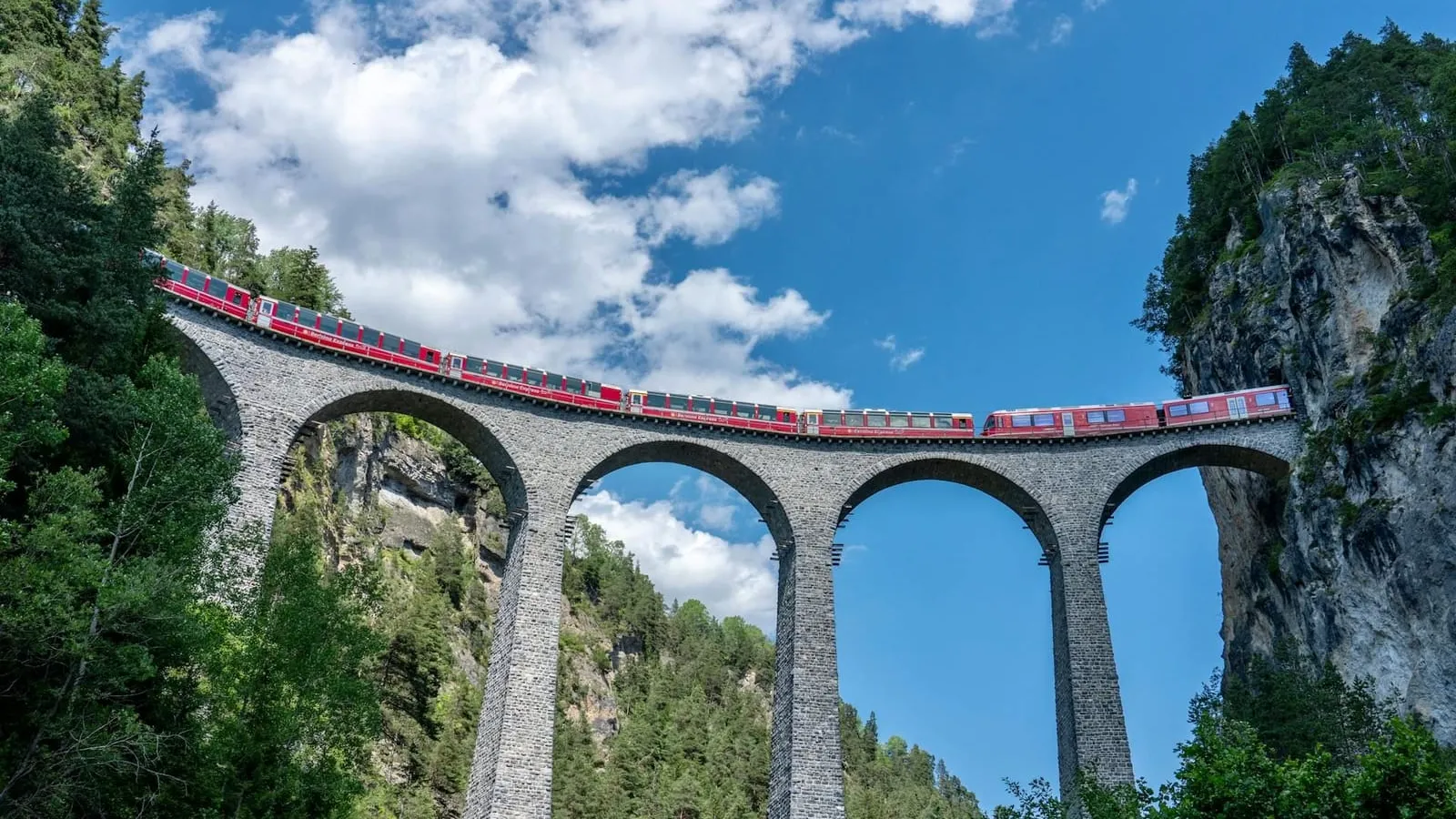 Bernina Express: de ultieme gids voor de mooiste treinreis van Zwitserland