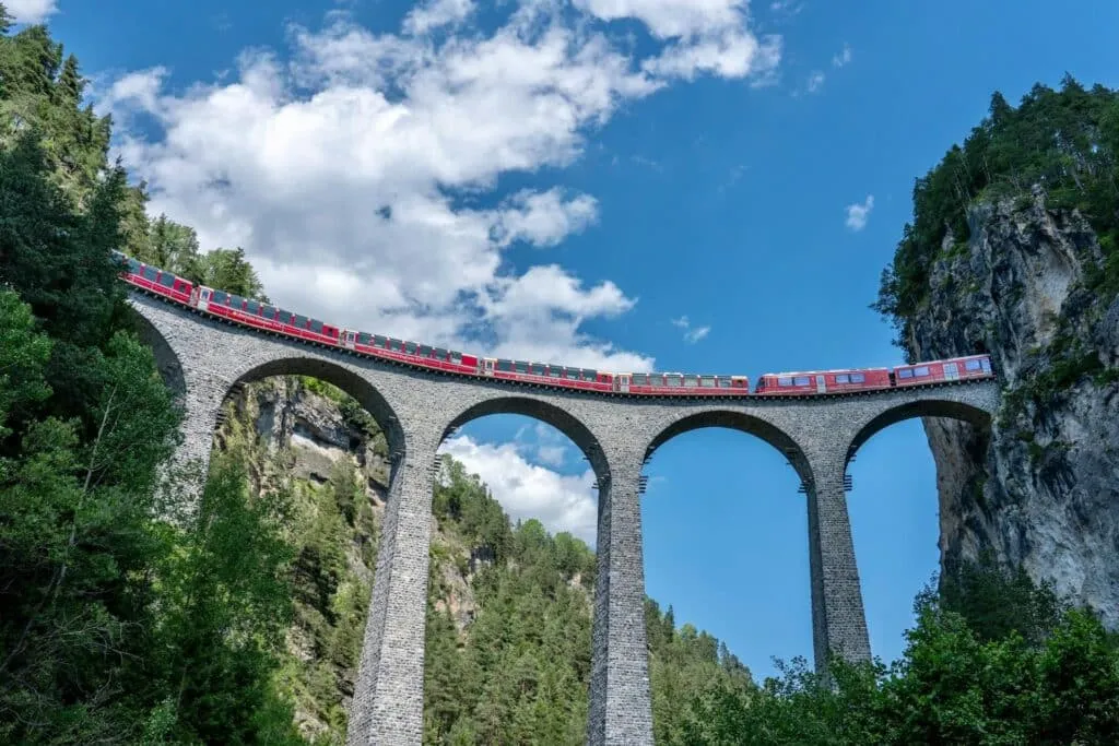 Bernina Express: den ultimata guiden till Schweiz mest natursköna tågresa