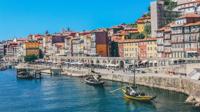 Paseo marítimo de Oporto con barcos en el río Duero