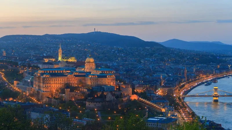 Skyline de Budapest y el Danubio al anochecer
