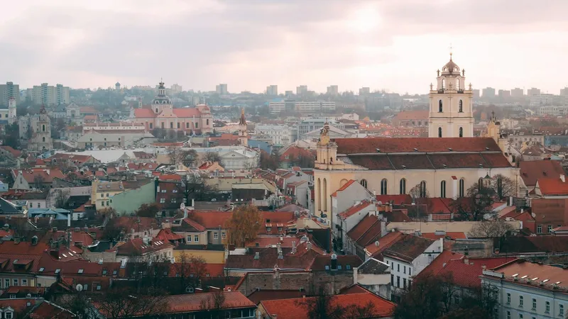 Skyline del casco antiguo de Vilna, Lituania