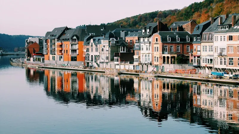 Maisons en bord d'eau à Dinant, en Belgique