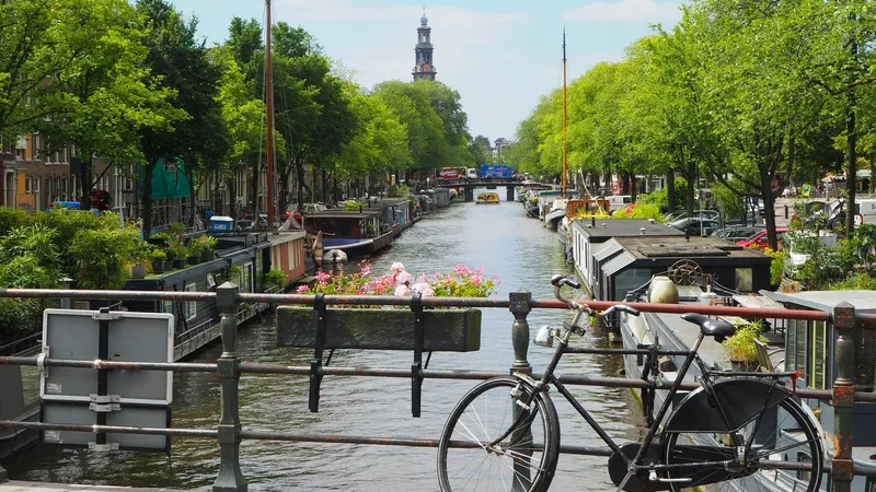 Canal d'Amsterdam avec des vélos et un pont