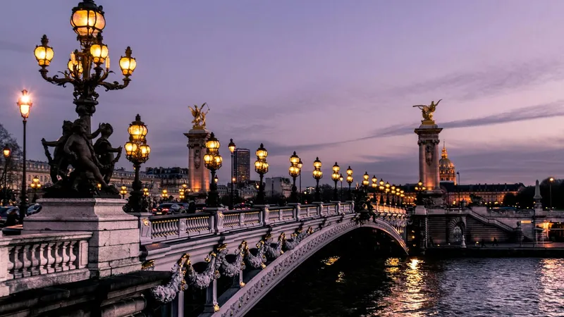 Puente Alejandro III en París al anochecer
