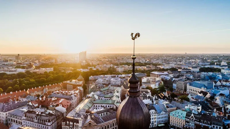 Skyline de Riga, Letonia, al atardecer