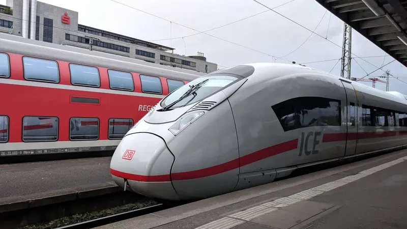 Tren ICE de Deutsche Bahn en el andén de una estación