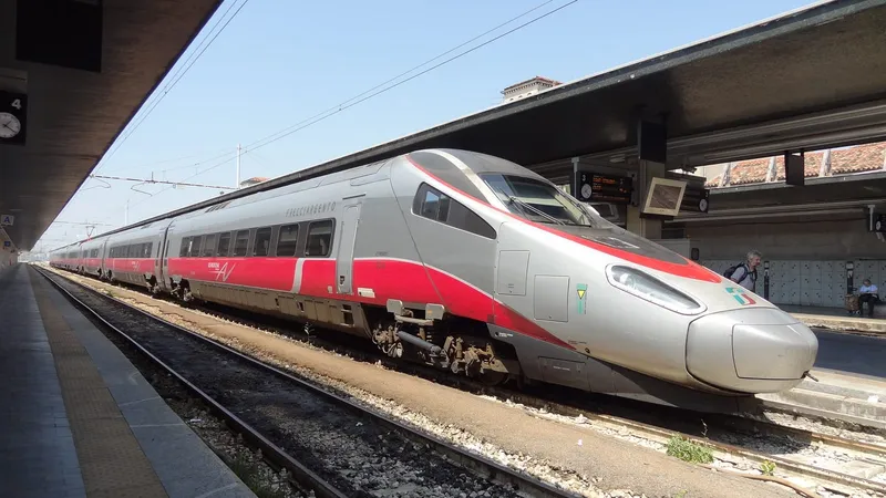 Tren de alta velocidad de Trenitalia en un andén