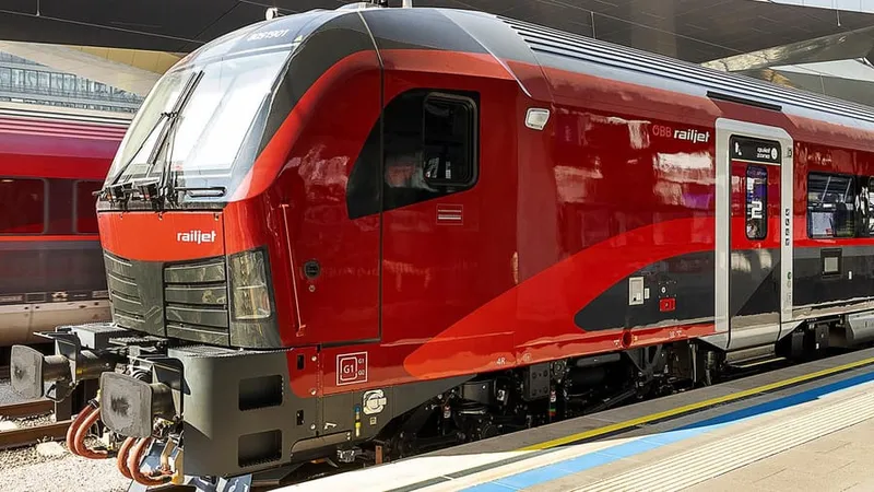 Tren rojo de ÖBB en el andén de una estación