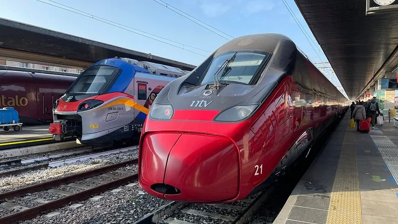 Tren de alta velocidad Italo rojo en el andén de una estación