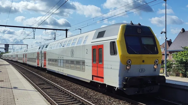 Train SNCB sur le quai d'une gare