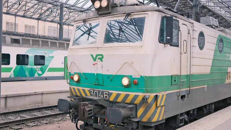 Tren de VR en la estación central de Helsinki, Finlandia