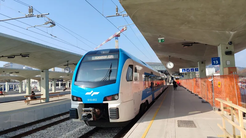 Tren de pasajeros de SŽ en la estación de Liubliana, Eslovenia
