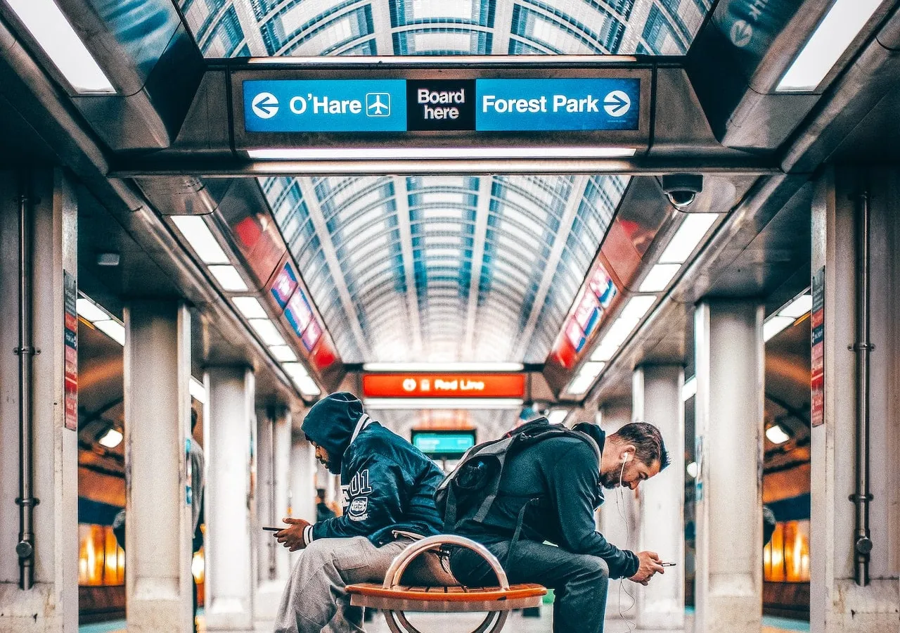 Passagiers wachten in een modern treinstation