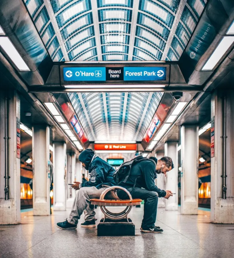 Passagerare väntar på en modern tågstation