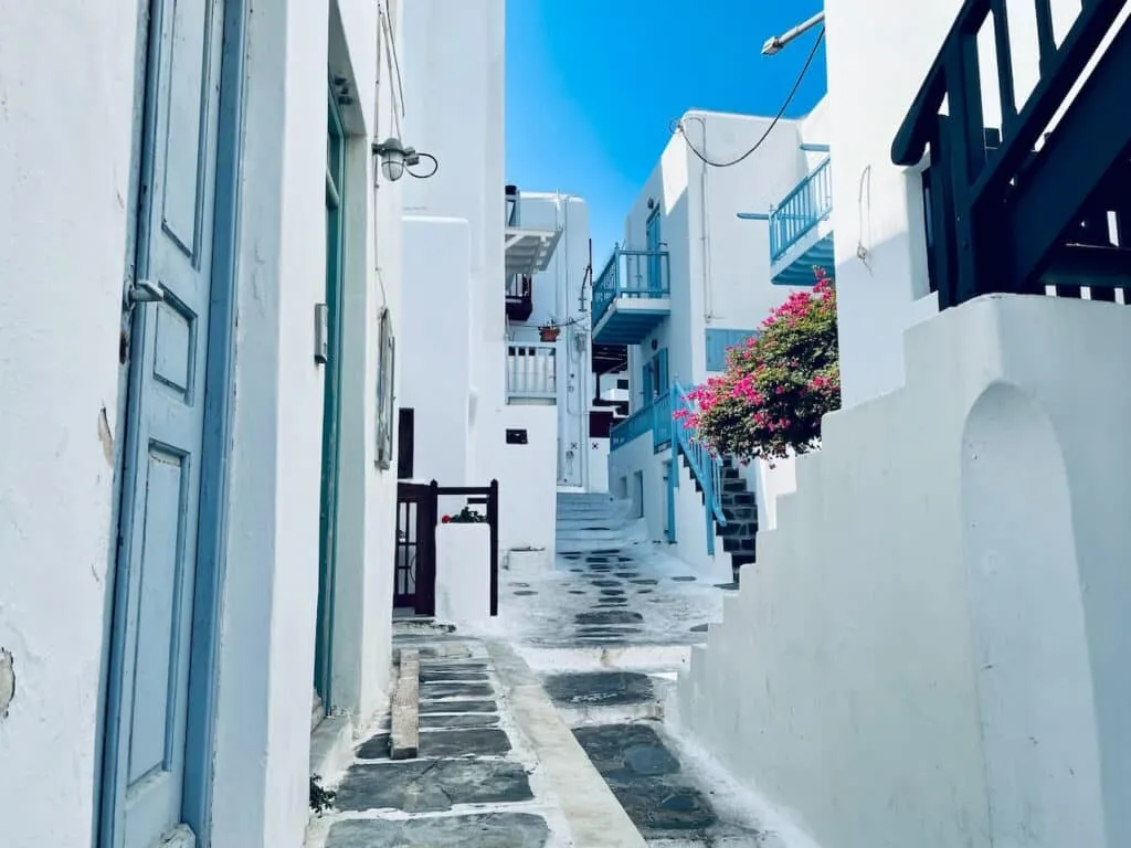 Weiß getünchte Gasse auf einer griechischen Insel