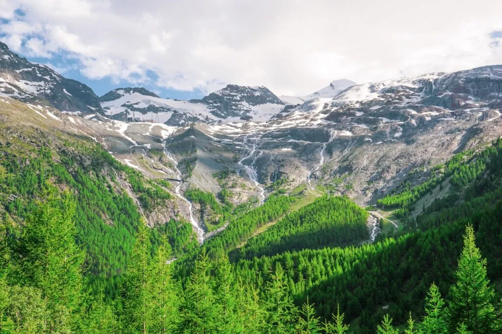 Valle glaciale nelle Alpi svizzere