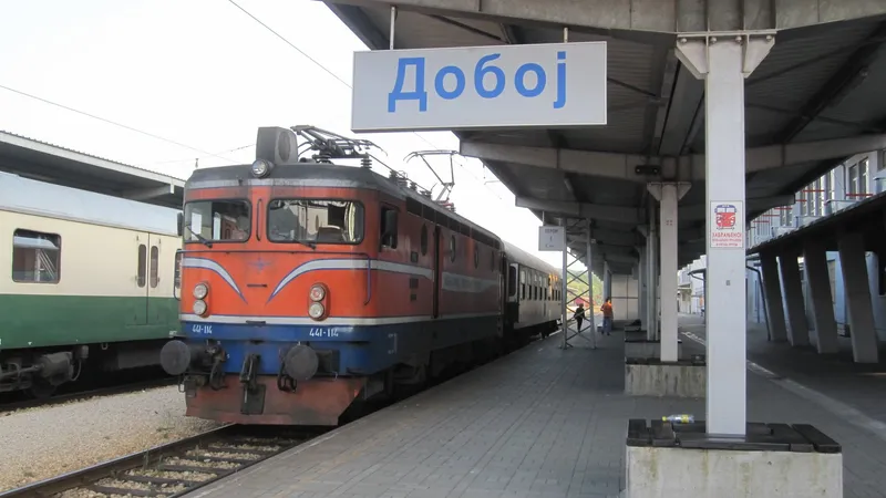 Een ŽRS-locomotief van de klasse 441 wacht met zijn trein op station Doboj in Republika Srpska