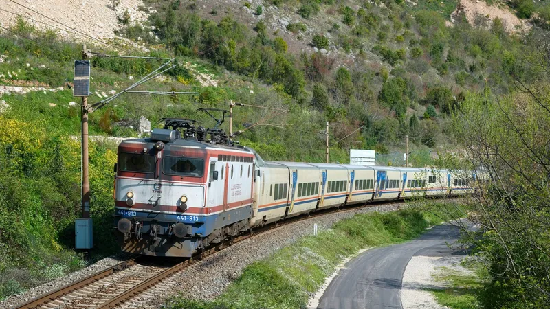 ŽFBH-locomotief 441-913 trekt de Talgo-trein van Sarajevo naar Čapljina door de heuvels bij Šurmanci