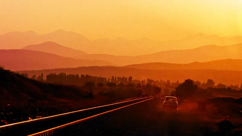 Vías de tren atravesando un paisaje montañoso en Macedonia del Norte