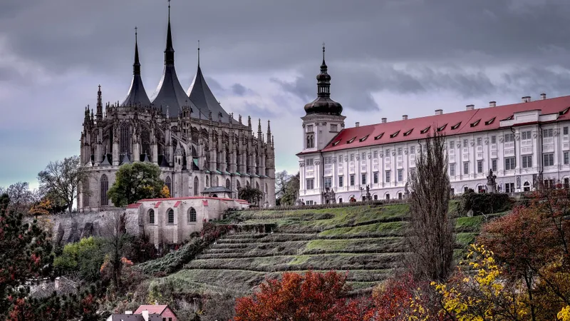 Sint-Barbarakerk en het Jezuïetencollege boven terrastuinen in Kutná Hora