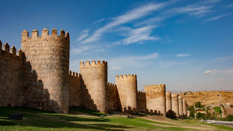 De middeleeuwse muren van Ávila strekken zich uit over het Castiliaanse landschap.