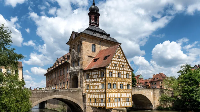 Het vakwerkgebouw van het Oude Stadhuis van Bamberg op zijn eiland in de Regnitz, tussen twee stenen bruggen