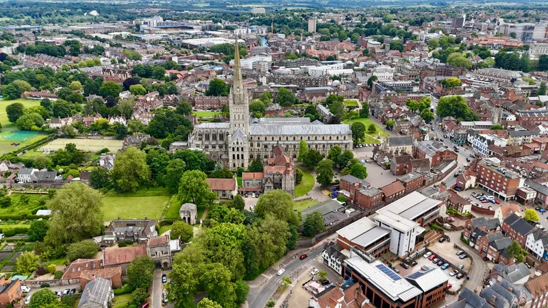 De kathedraal van Norwich en het stadscentrum vanuit de lucht