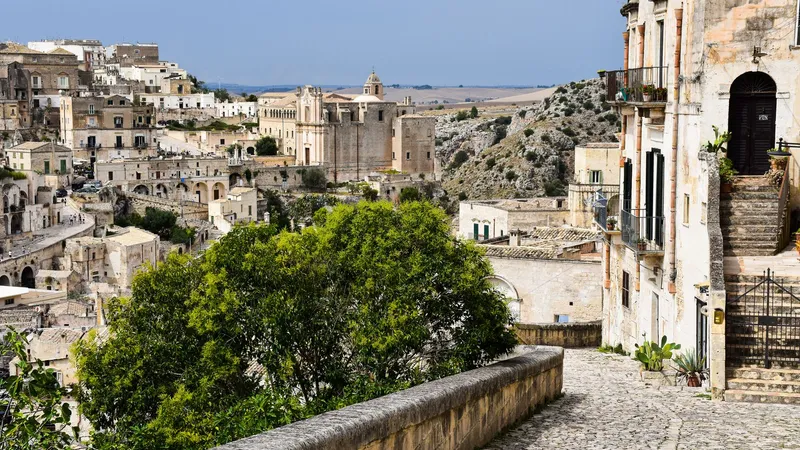 Stenen huizen en een kerk boven het ravijn in de Sassi van Matera.