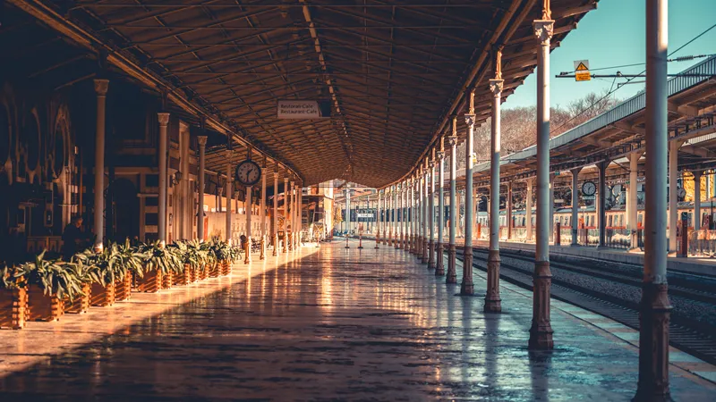 Leeg historisch perron van station Sirkeci in Istanbul, met een smeedijzeren overkapping, zuilen en sporen in warm middaglicht.