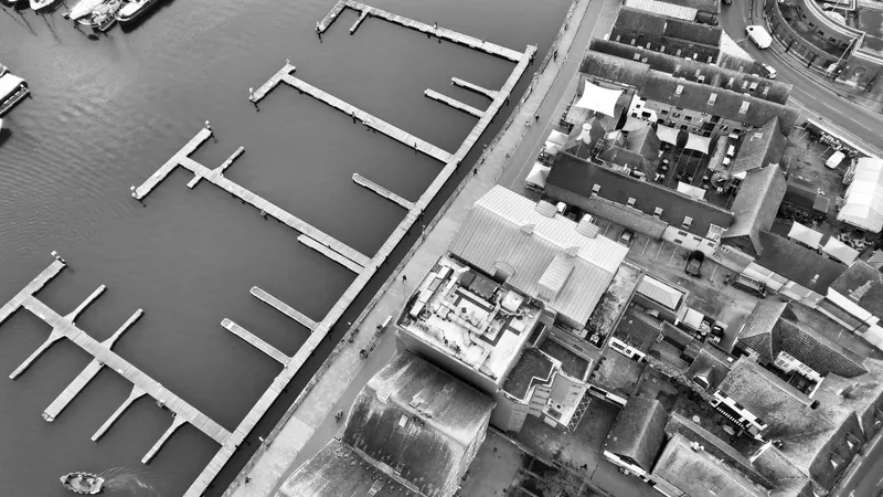 De jachthaven en kade van Ipswich vanuit de lucht, in zwart-wit