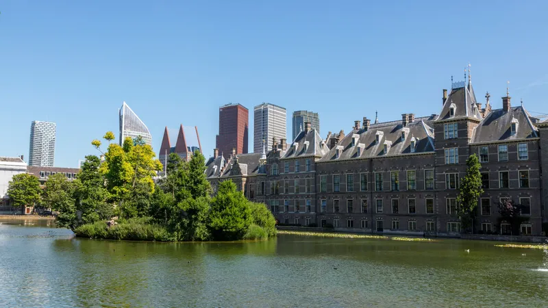Het Binnenhof aan de Hofvijver in Den Haag, met moderne kantoortorens erachter
