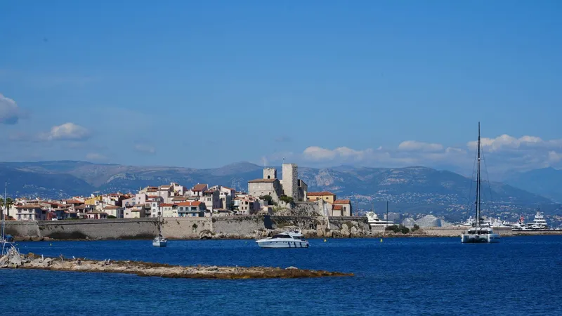 De oude binnenstad en historische vestingwerken van Antibes boven de jachthaven aan de Middellandse Zee.