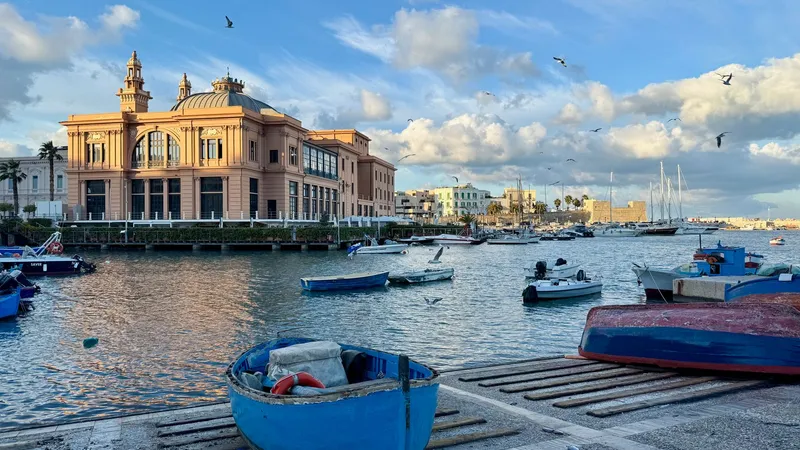 De haven aan de waterkant van Bari met vissersboten en meeuwen.