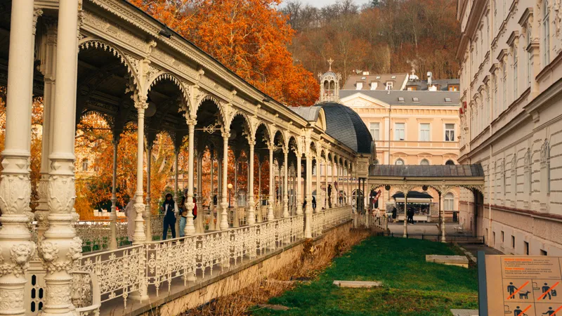 Sierlijke gietijzeren zuilengalerij en kuurgebouwen in Karlovy Vary in de herfst