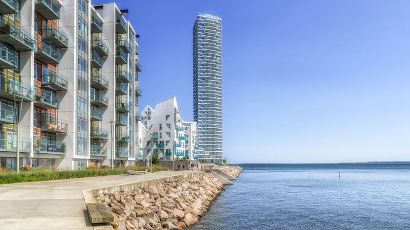 De waterkant van Aarhus Ø met het appartementengebouw Iceberg en de Lighthouse-toren aan de Baai van Aarhus, Denemarken