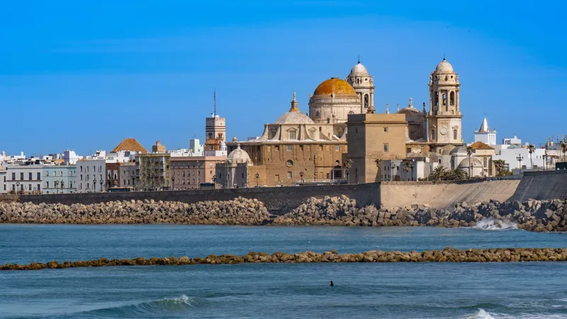 De kathedraal van Cádiz en de boulevard, gezien vanaf het water