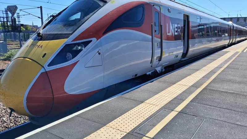 Een Azuma-trein van LNER langs een perron